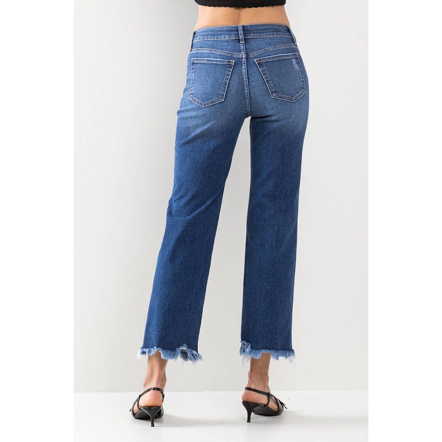 MID RISE CROPPED STRAIGHT LEG JEANS WITH FRAYED HEM