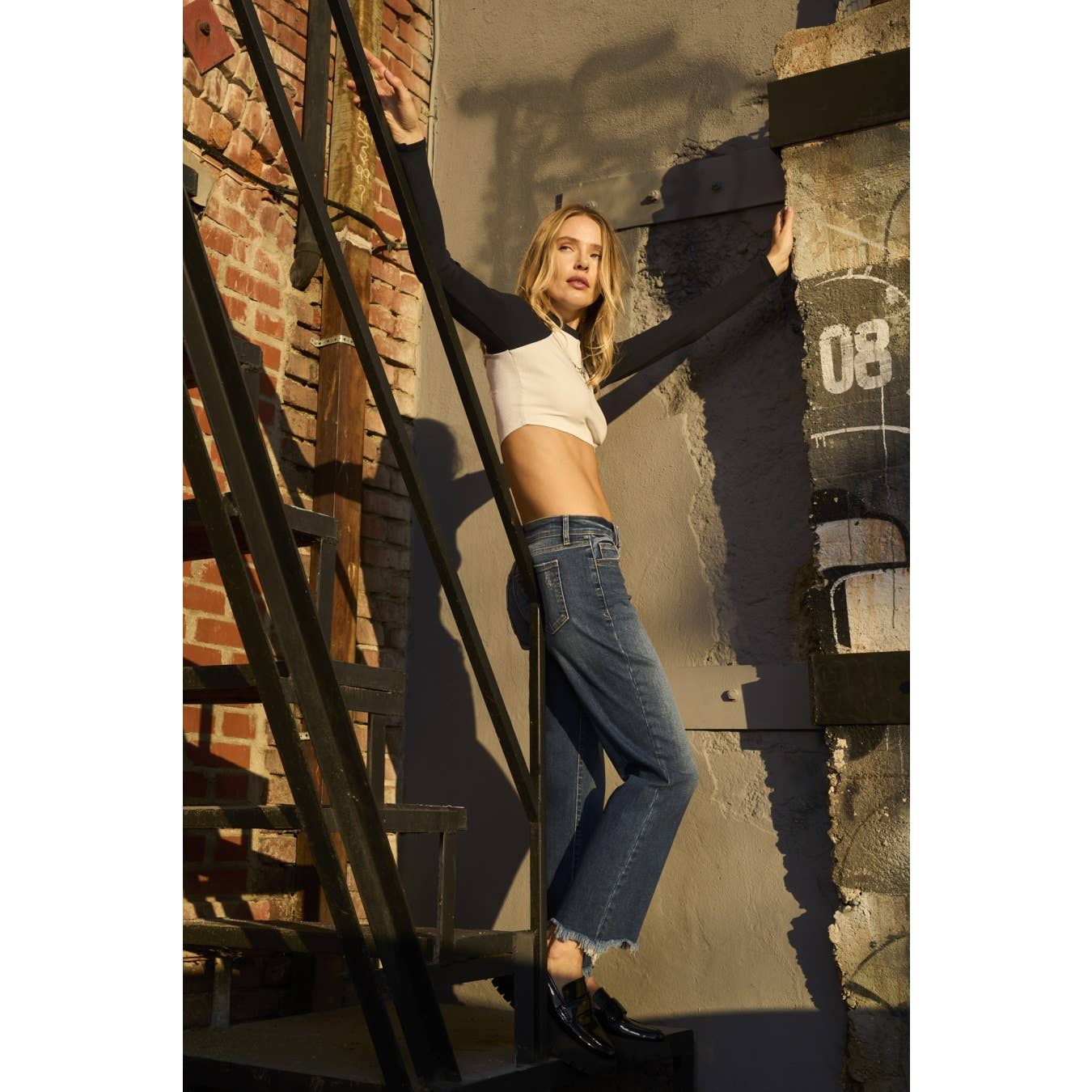 MID RISE CROPPED STRAIGHT LEG JEANS WITH FRAYED HEM