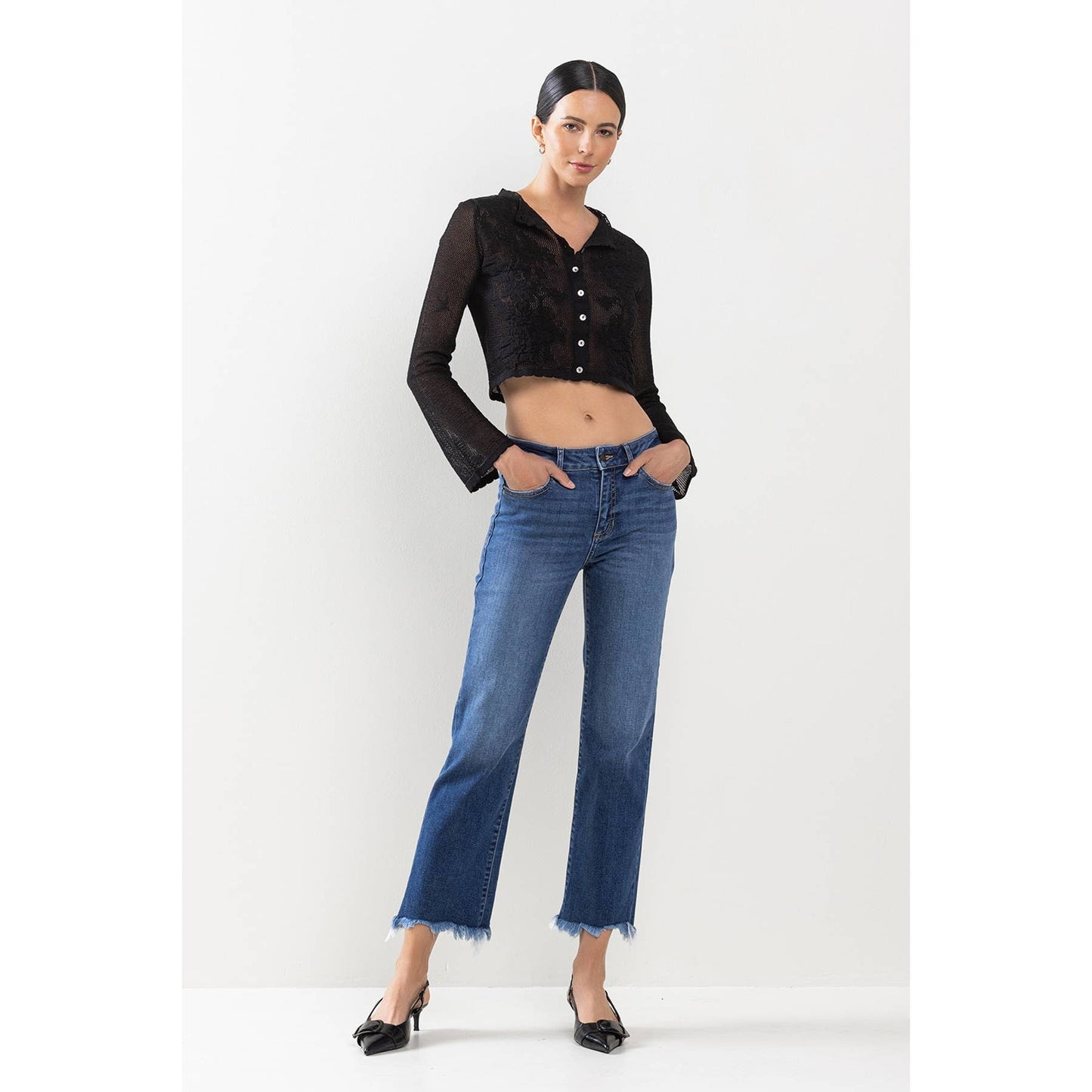 MID RISE CROPPED STRAIGHT LEG JEANS WITH FRAYED HEM