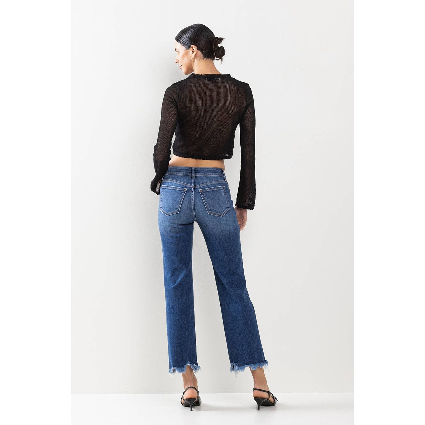 MID RISE CROPPED STRAIGHT LEG JEANS WITH FRAYED HEM