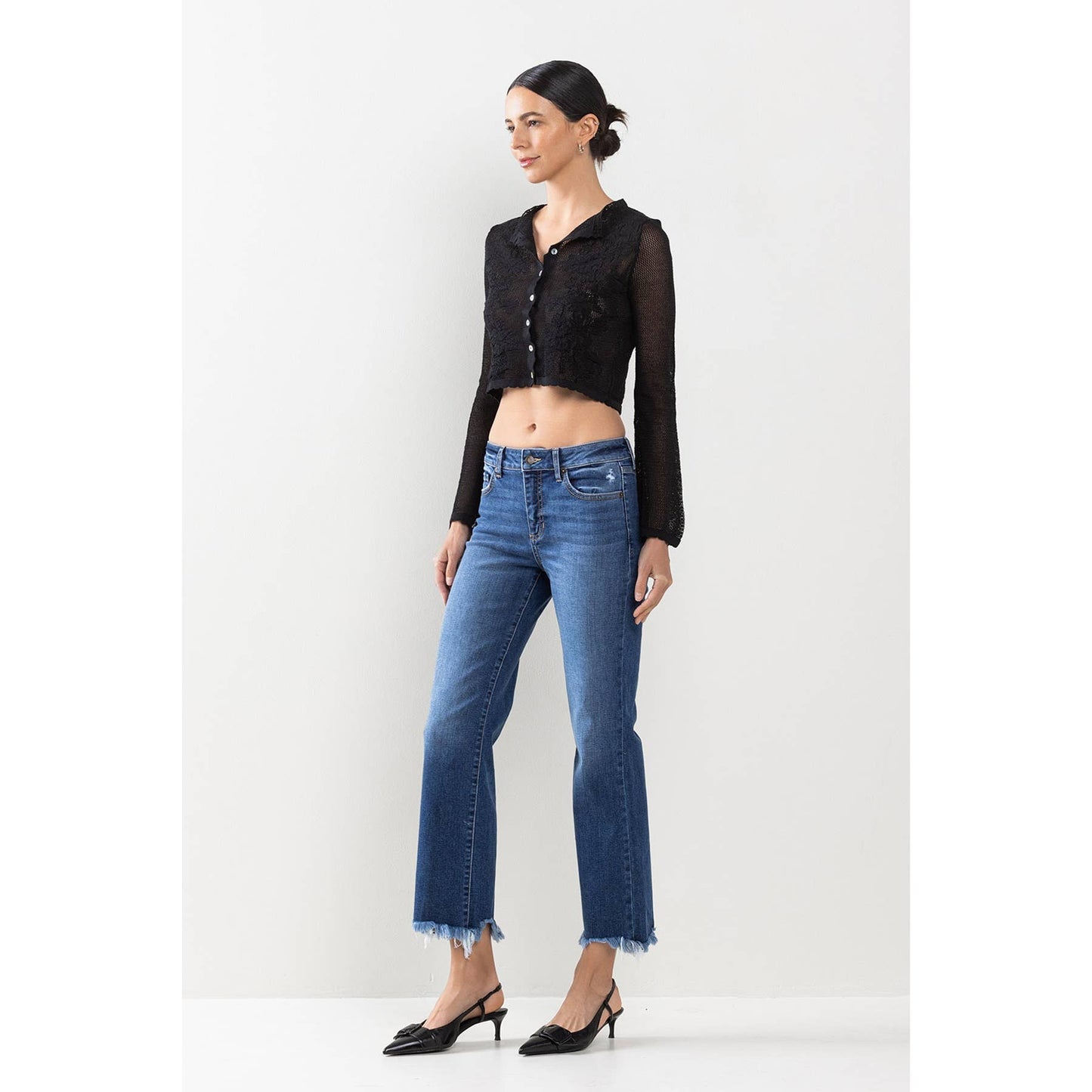 MID RISE CROPPED STRAIGHT LEG JEANS WITH FRAYED HEM